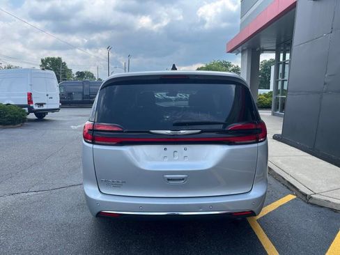 Used 2023 Chrysler Pacifica Touring-L image 6