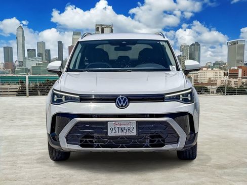 Used 2025 Volkswagen Taos SE FWD image 2