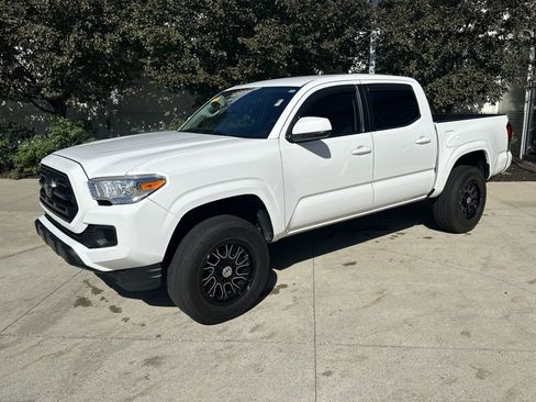 Used 2018 Toyota Tacoma SR w/ SR Convenience Package AWD/4WD image 3