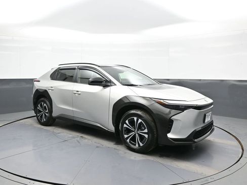 Used 2023 Toyota bZ4X XLE w/ Weather Package image 4