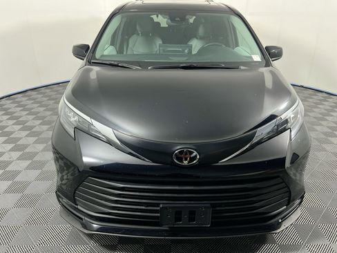 Used 2026 Toyota Sienna XLE FWD image 8