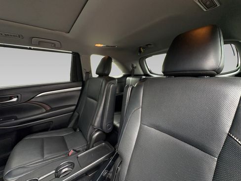 Used 2019 Toyota Highlander Limited Platinum FWD image 4