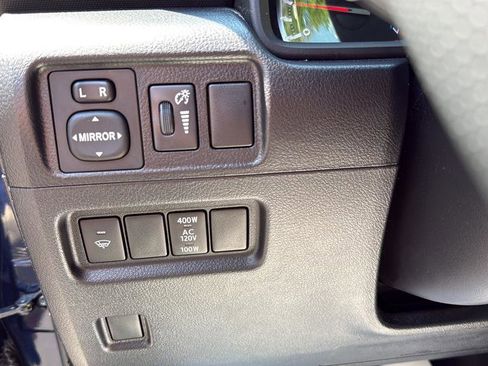 Used 2018 Toyota 4Runner SR5 AWD/4WD image 18