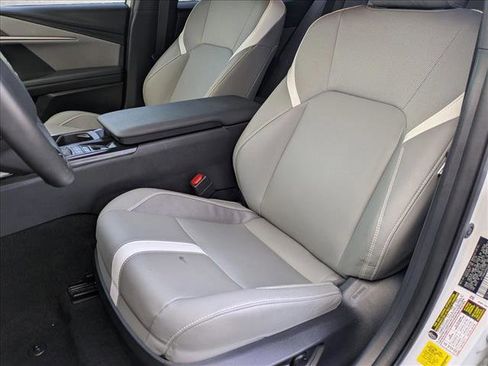 Used 2025 Toyota Camry SE w/ Convenience Package image 15