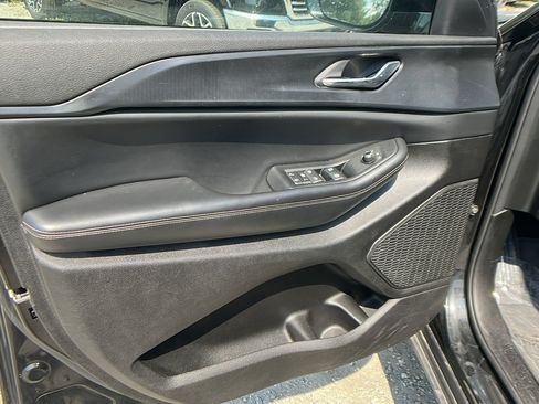 Used 2024 Jeep Grand Cherokee L Laredo image 14