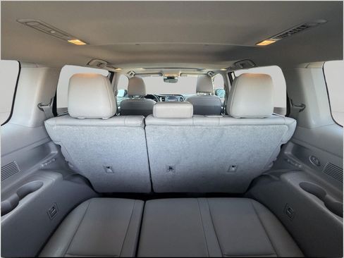 Used 2018 Toyota Highlander XLE AWD/4WD image 30