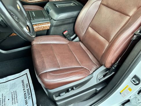 Used 2020 Chevrolet Suburban Premier w/ Premier Plus Edition image 17