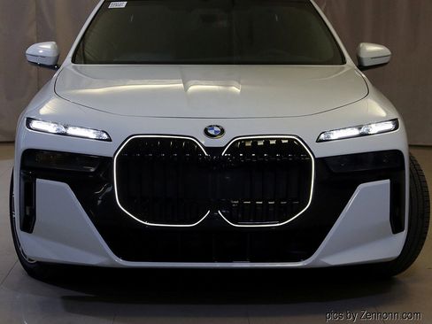 Used 2025 BMW 740i xDrive w/ Executive Package image 6