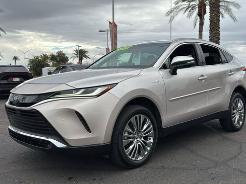 Used 2021 Toyota Venza XLE w/ Softex Package image 3