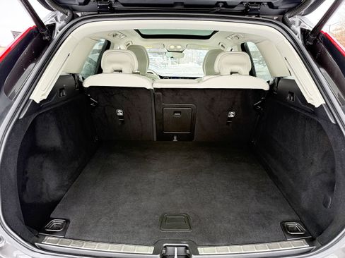 Used 2022 Volvo XC60 B5 Momentum w/ Climate Package image 20