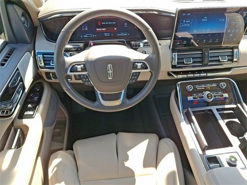 Used 2022 Lincoln Navigator Reserve image 11