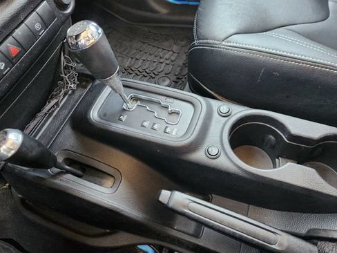 Used 2016 Jeep Wrangler Unlimited Rubicon w/ Connectivity Group AWD/4WD image 18