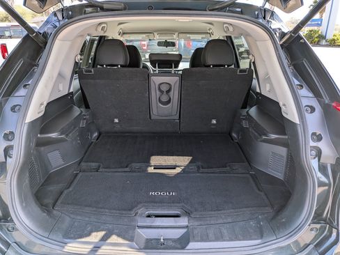 Used 2018 Nissan Rogue SV image 16