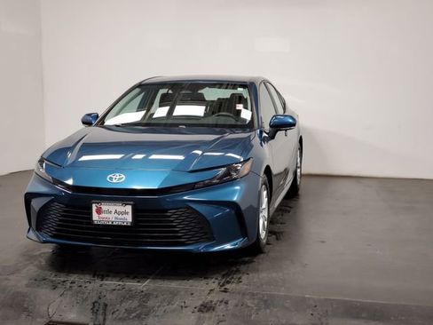 Used 2025 Toyota Camry LE image 4