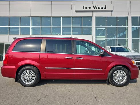 Used 2013 Chrysler Town & Country Limited w/ Luxury Group FWD image 2