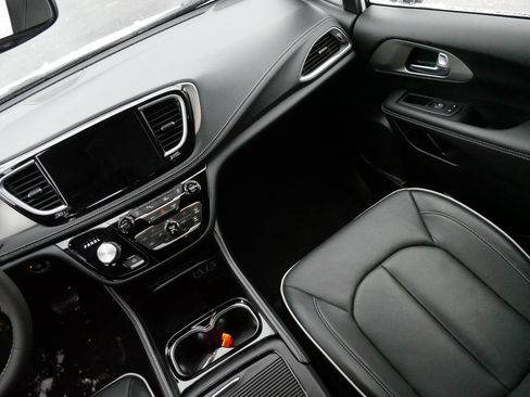 Used 2024 Chrysler Pacifica Limited w/ S Appearance Package image 11