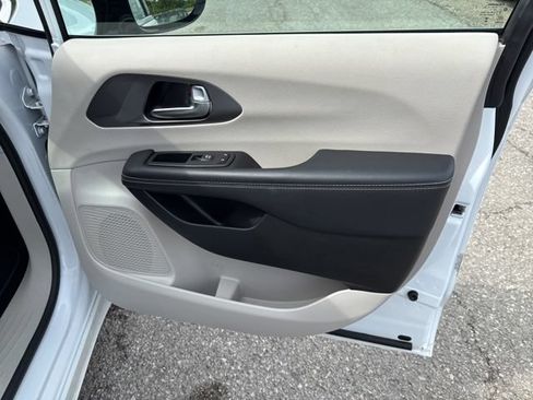 Used 2024 Chrysler Pacifica Touring-L FWD image 26