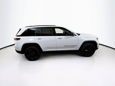 Used 2023 Jeep Grand Cherokee Altitude AWD/4WD image 4