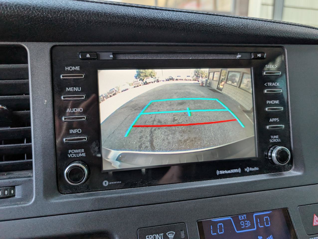 Used 2018 Toyota Sienna SE FWD image 16