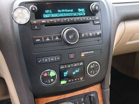 Used 2010 Buick Enclave CXL image 24