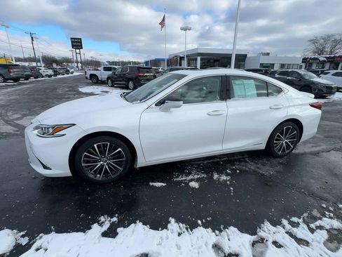 Used 2022 Lexus ES 300h w/ Premium Package image 5