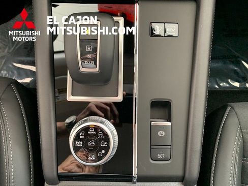 New 2025 Mitsubishi Outlander SE image 16