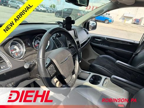 Used 2014 Chrysler Town & Country Touring-L FWD image 14