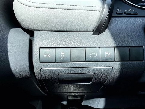 Used 2018 Toyota Camry XLE image 31