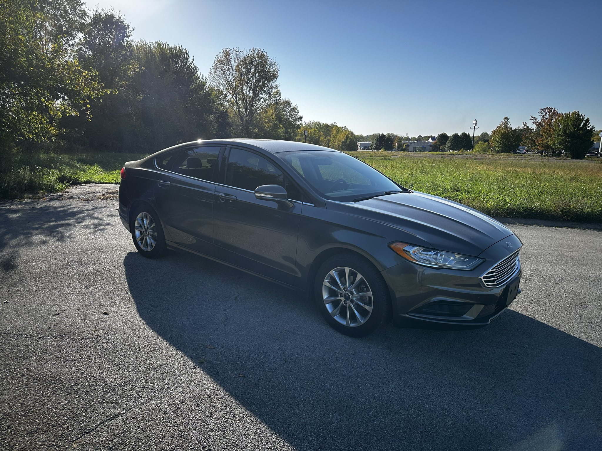 Used 2017 Ford Fusion SE w/ Fusion SE Technology Package FWD image 3