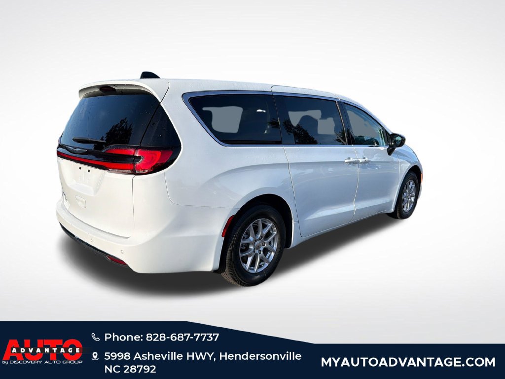 Used 2024 Chrysler Pacifica Touring-L FWD image 3