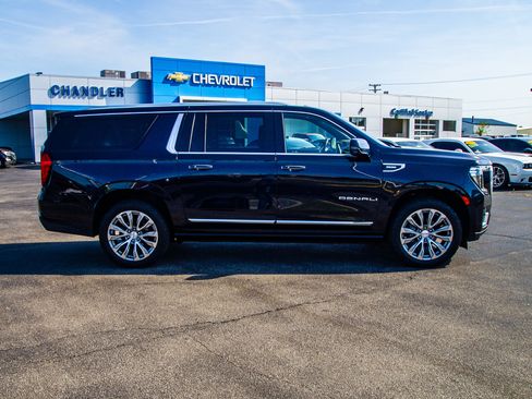 Used 2021 GMC Yukon XL Denali w/ Denali Premium Package AWD/4WD image 8