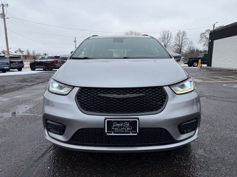 Used 2021 Chrysler Pacifica Touring-L w/ Uconnect Theater Family Group AWD/4WD image 12