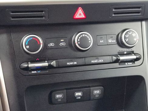 Used 2024 Kia Carnival LX image 31