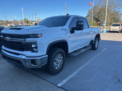 Used 2024 Chevrolet Silverado 2500 LT image 1