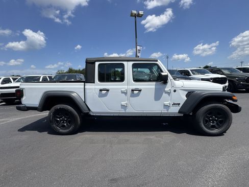 Used 2025 Jeep Gladiator Sport AWD/4WD image 4