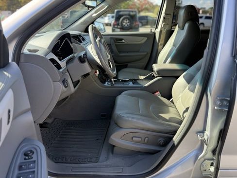 Used 2017 Chevrolet Traverse LT w/ Style and Technology Package image 9