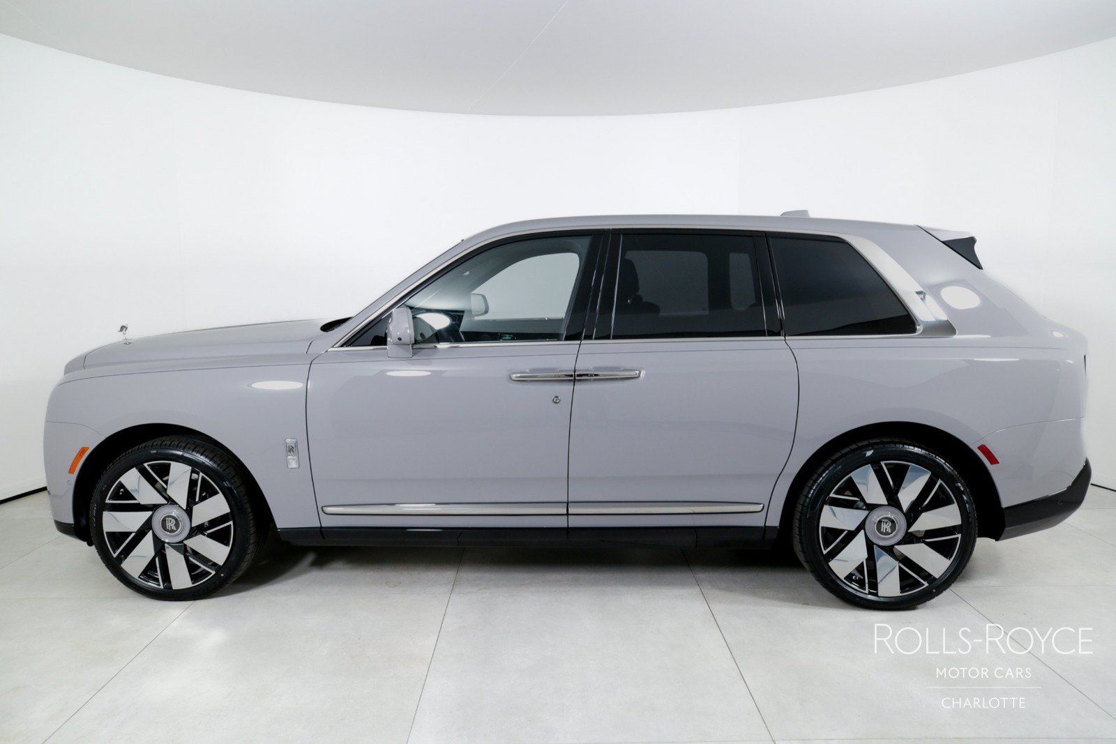 Used 2025 Rolls-Royce Cullinan AWD/4WD image 3