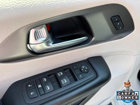 Used 2023 Chrysler Pacifica Touring-L AWD/4WD image 28