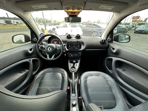 Used 2016 smart fortwo pure RWD image 11