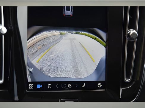 Certified 2025 Volvo XC40 B5 Core w/ Protection Package Premier image 21