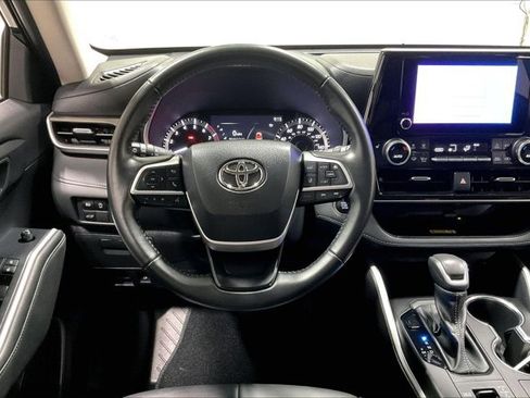 Used 2023 Toyota Highlander XLE AWD/4WD image 5