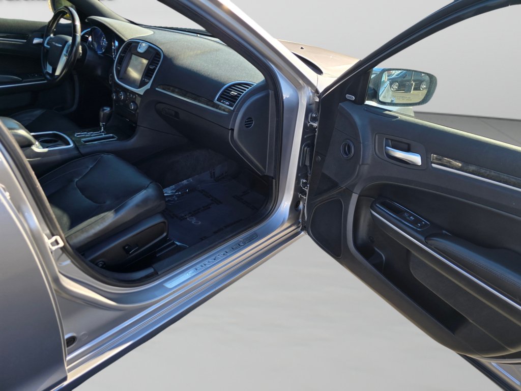 Used 2011 Chrysler 300 C RWD image 26