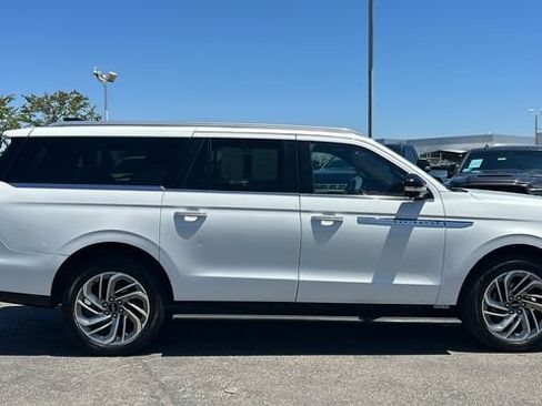 Used 2025 Lincoln Navigator L Reserve AWD/4WD image 2