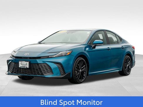 Used 2025 Toyota Camry SE image 3