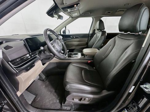 Used 2025 Kia Carnival FWD image 13