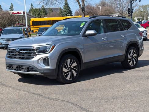 Used 2025 Volkswagen Atlas SE image 4