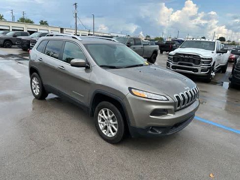 Used 2017 Jeep Cherokee Latitude w/ Comfort/Convenience Group AWD/4WD image 20