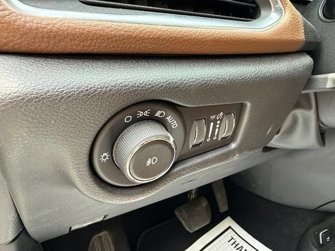Used 2019 Chrysler Pacifica Limited w/ Advanced Safetytec Group FWD image 22