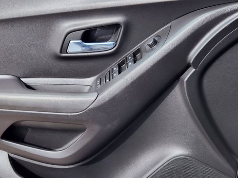 Used 2018 Chevrolet Trax LT w/ LT Convenience Package image 7