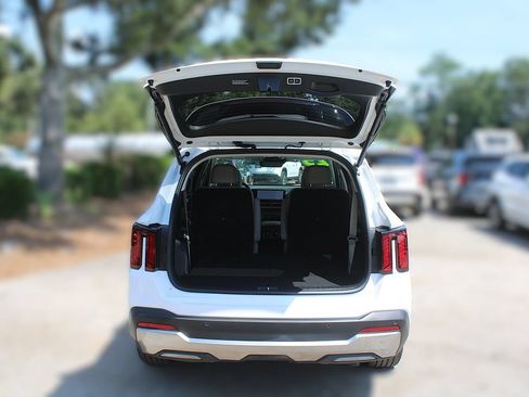 Certified 2025 Kia Sorento EX w/ Panoramic Sunroof Package FWD image 9